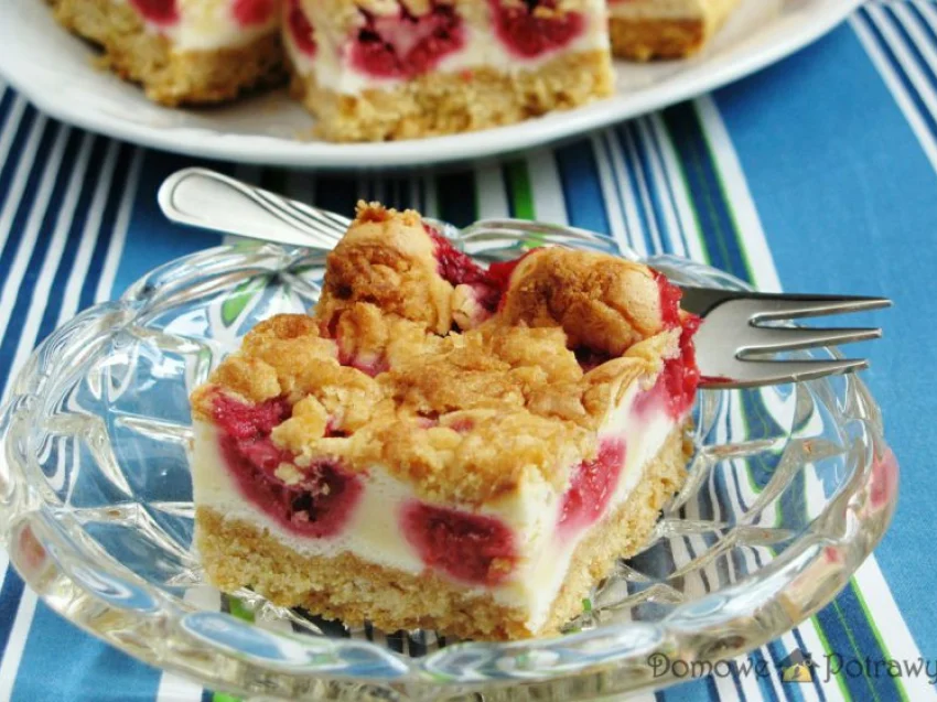 Kruche ciasto z malinami i budyniową pianką Kruche ciasto z malinami i budyniową pianką