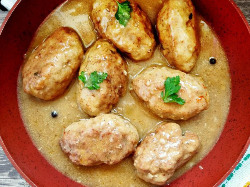 Zrazy z mięsa mielonego z boczkiem i ogórkiem Zrazy z mięsa mielonego z boczkiem i ogórkiem