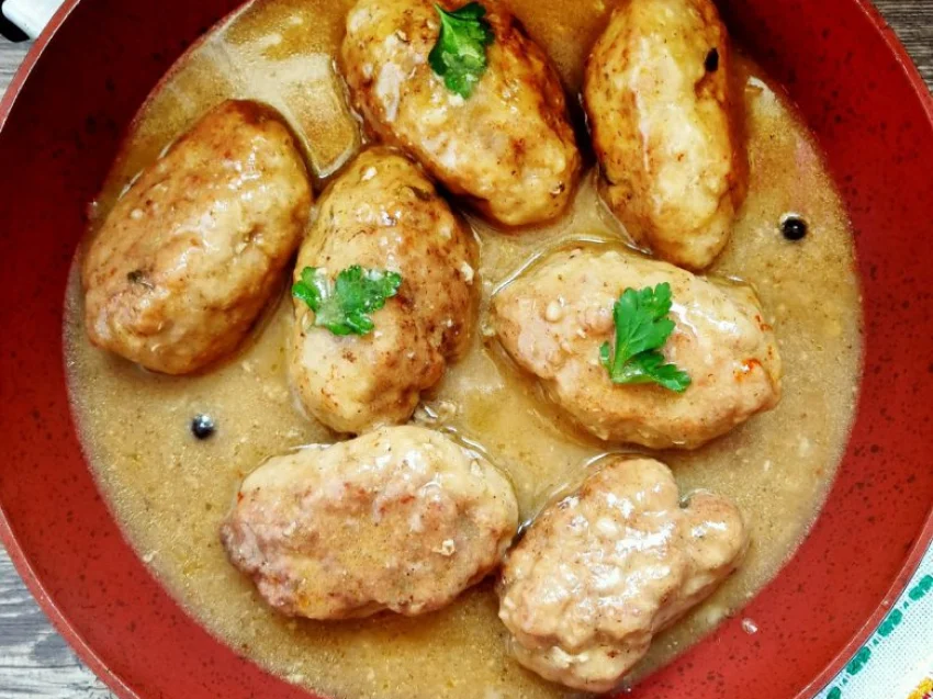 Zrazy z mięsa mielonego z boczkiem i ogórkiem Zrazy z mięsa mielonego z boczkiem i ogórkiem