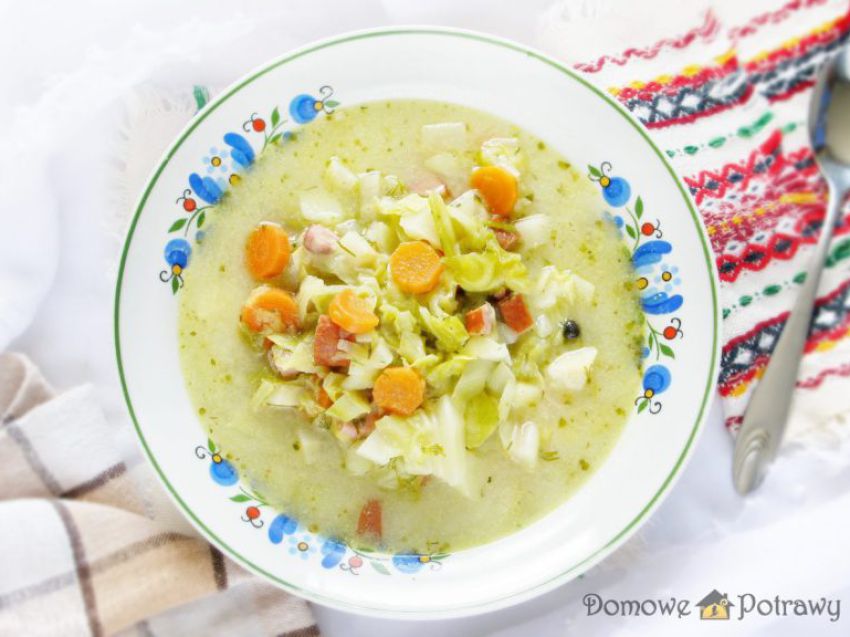 Zupa z młodej kapusty z kiełbasą Zupa z młodej kapusty z kiełbasą