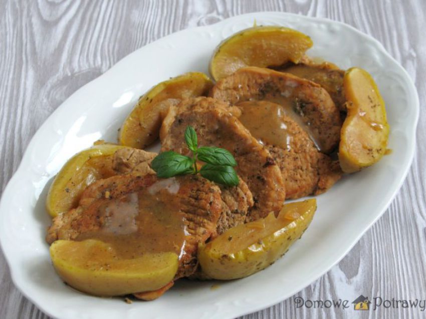 Schab duszony z szałwią i jabłkami Schab duszony z szałwią i jabłkami