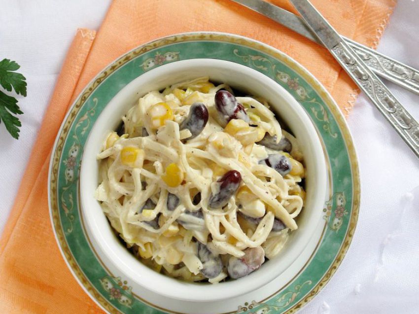 Sałatka z czerwoną fasolą i selerem konserwowym Sałatka z czerwoną fasolą i selerem konserwowym