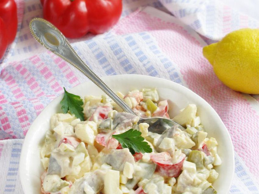 Sałatka śledziowa z jajkiem i papryką Sałatka śledziowa z jajkiem i papryką