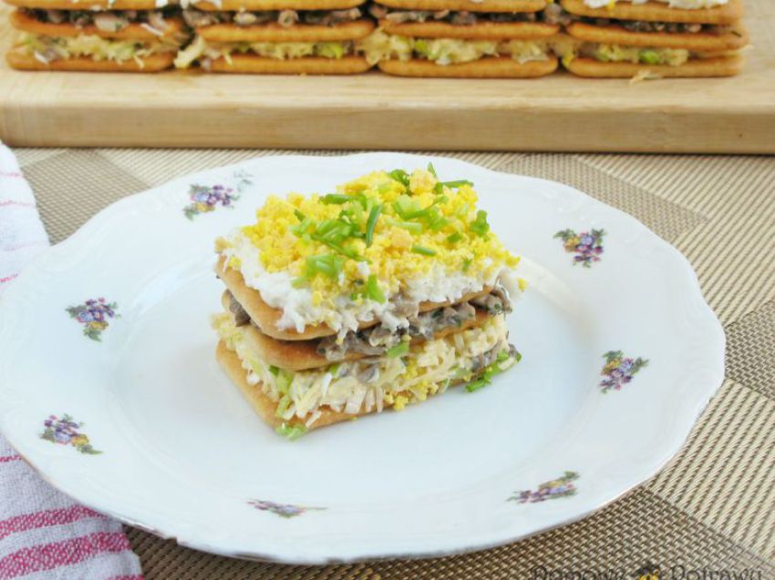 Sałatka na krakersach z pieczarkami i jajkiem Sałatka na krakersach z pieczarkami i jajkiem