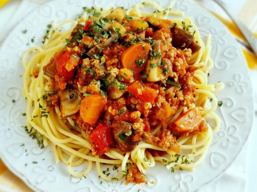 Spaghetti bolognese z mięsem mielonym i pieczarkami Spaghetti bolognese z mięsem mielonym i pieczarkami