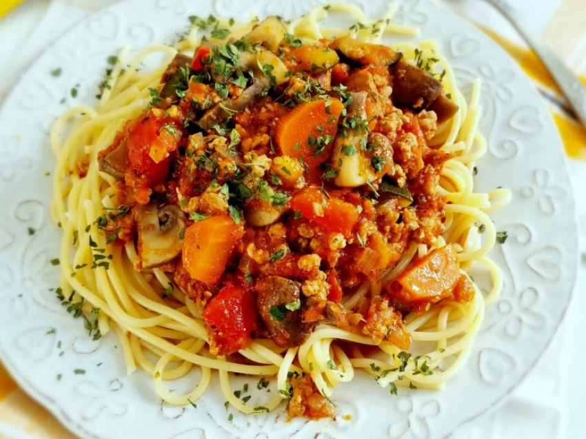 Spaghetti bolognese z mięsem mielonym i pieczarkami Spaghetti bolognese z mięsem mielonym i pieczarkami