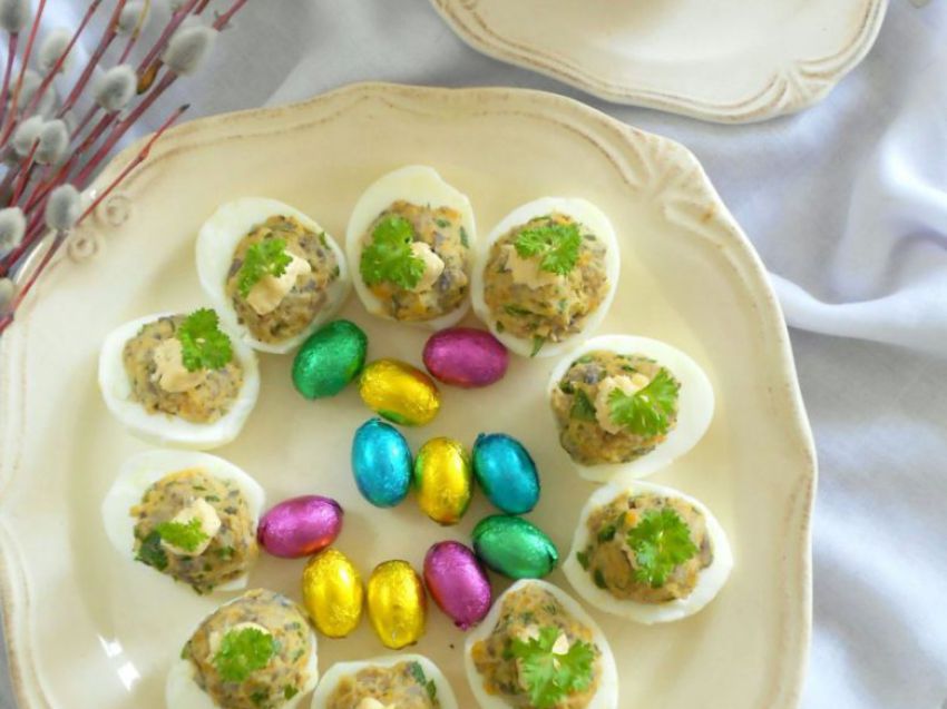 Jajka faszerowane pieczarkami i żółtym serem Jajka faszerowane pieczarkami i żółtym serem