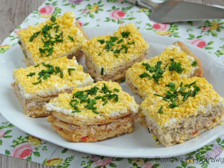 Sałatka na krakersach z tuńczykiem Sałatka na krakersach z tuńczykiem