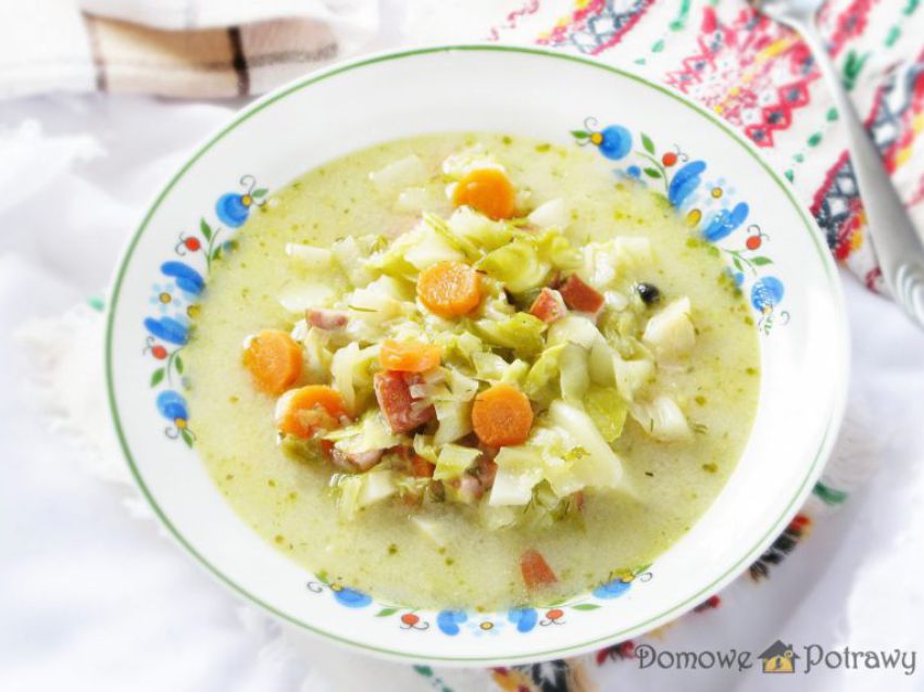 Zupa z młodej kapusty z kiełbasą Zupa z młodej kapusty z kiełbasą