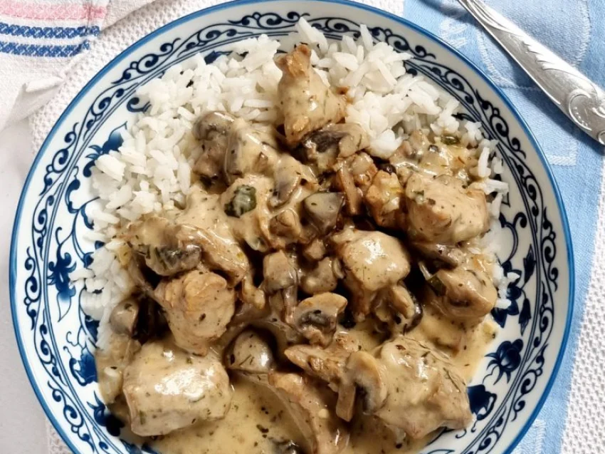 Gulasz z udźca indyka w sosie pieczarkowym Gulasz z udźca indyka w sosie pieczarkowym