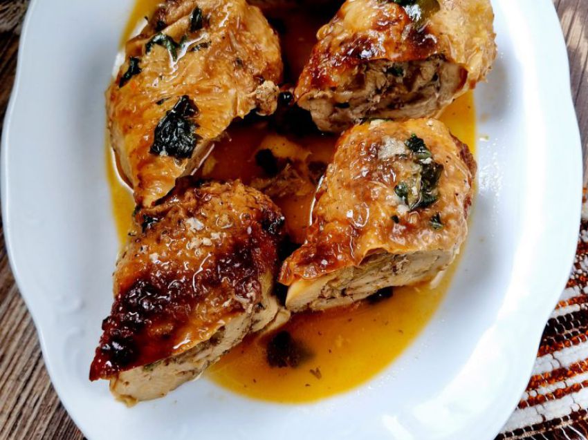 Pierś z kurczaka ze skórą z piekarnika Pierś z kurczaka ze skórą z piekarnika