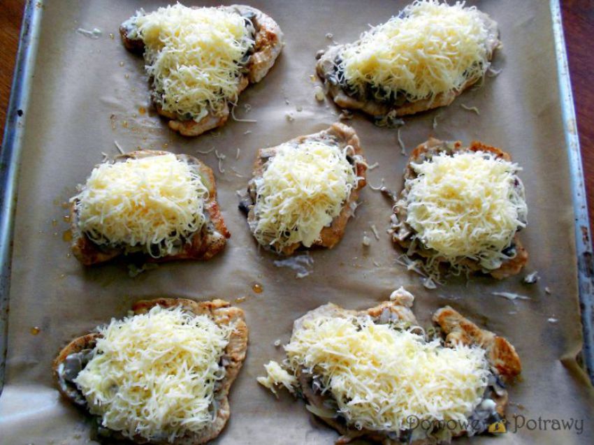 Pierś z kurczaka zapiekana z pieczarkami i serem Pierś z kurczaka zapiekana z pieczarkami i serem