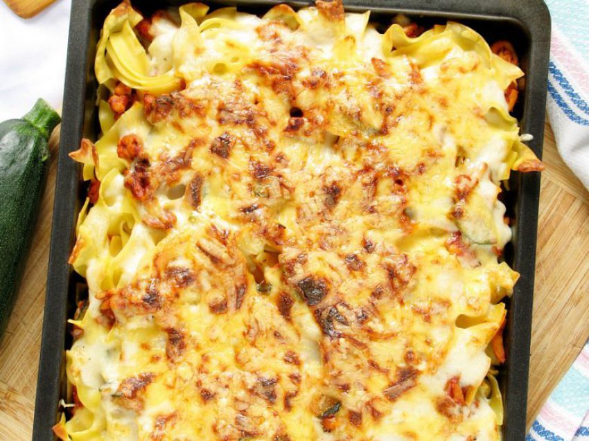 Zapiekanka makaronowa z mięsem mielonym i cukinią Zapiekanka makaronowa z mięsem mielonym i cukinią