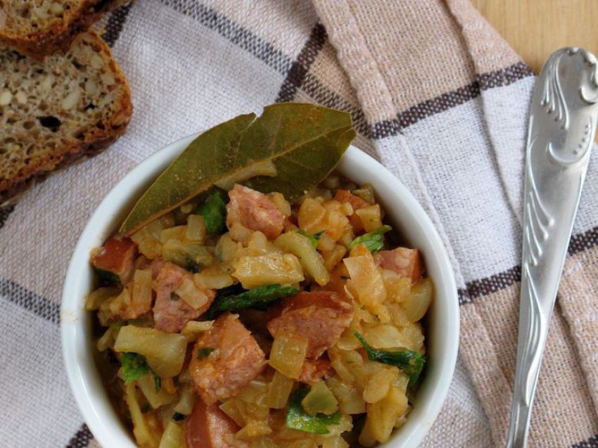 Kapusta duszona z kiełbasą Kapusta duszona z kiełbasą