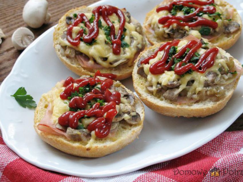 Bułki zapiekane z szynką i serem Bułki zapiekane z szynką i serem