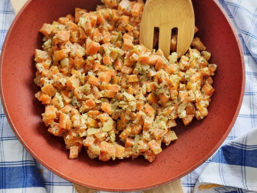 Marchewka duszona z cebulą i czosnkiem Marchewka duszona z cebulą i czosnkiem