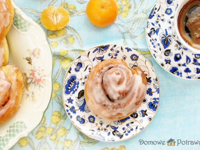 Drożdżowe bułeczki cynamonowe Drożdżowe bułeczki cynamonowe