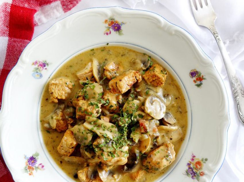 Gulasz z indyka w sosie pieczarkowym Gulasz z indyka w sosie pieczarkowym