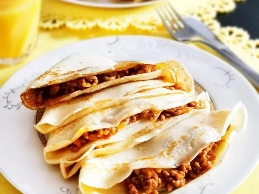 Naleśniki z mięsem mielonym Naleśniki z mięsem mielonym