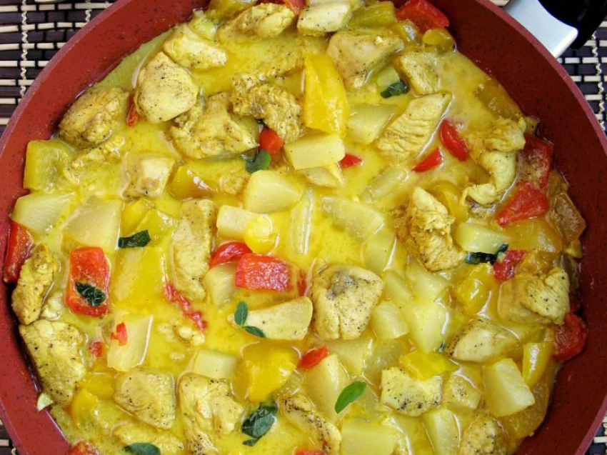 Kurczak curry z mlekiem kokosowym i ananasem Kurczak curry z mlekiem kokosowym i ananasem