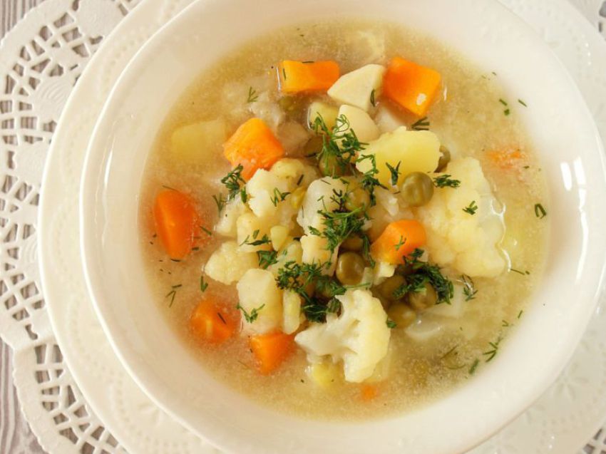 Zupa kalafiorowa z ziemniakami i groszkiem Zupa kalafiorowa z ziemniakami i groszkiem