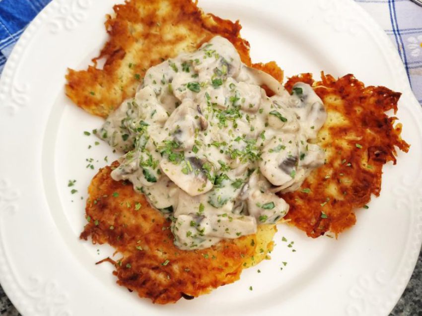 Placki ziemniaczane z sosem pieczarkowym Placki ziemniaczane z sosem pieczarkowym