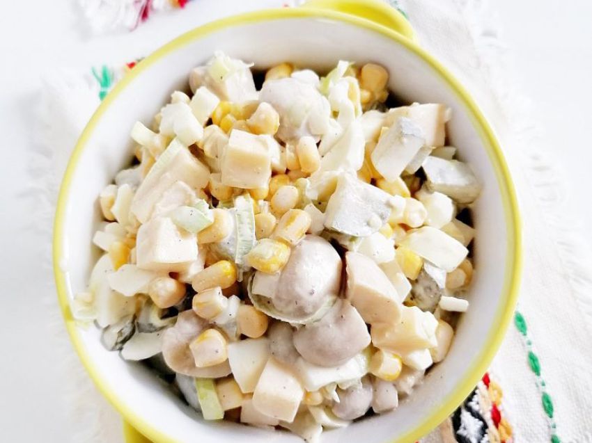 Sałatka z pieczarkami marynowanymi Sałatka z pieczarkami marynowanymi