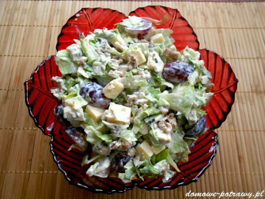 Wiosenna sałatka z winogronami, serem pleśniowym i orzechami Wiosenna sałatka z winogronami, serem pleśniowym i orzechami