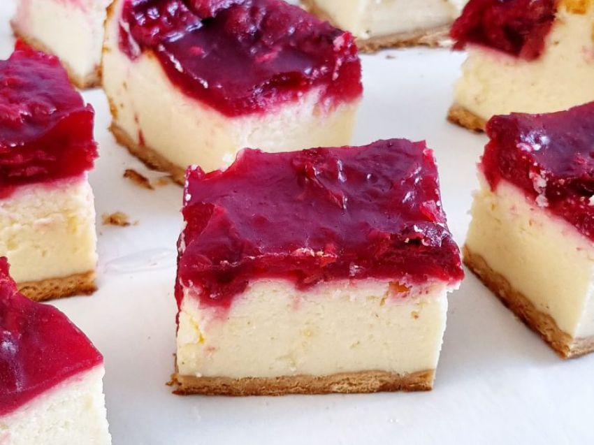 Sernik z frużeliną wiśniową Sernik z frużeliną wiśniową