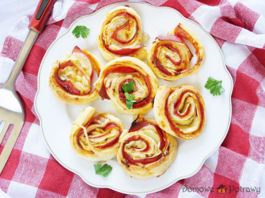 Ślimaczki z ciasta francuskiego z salami i serem Ślimaczki z ciasta francuskiego z salami i serem