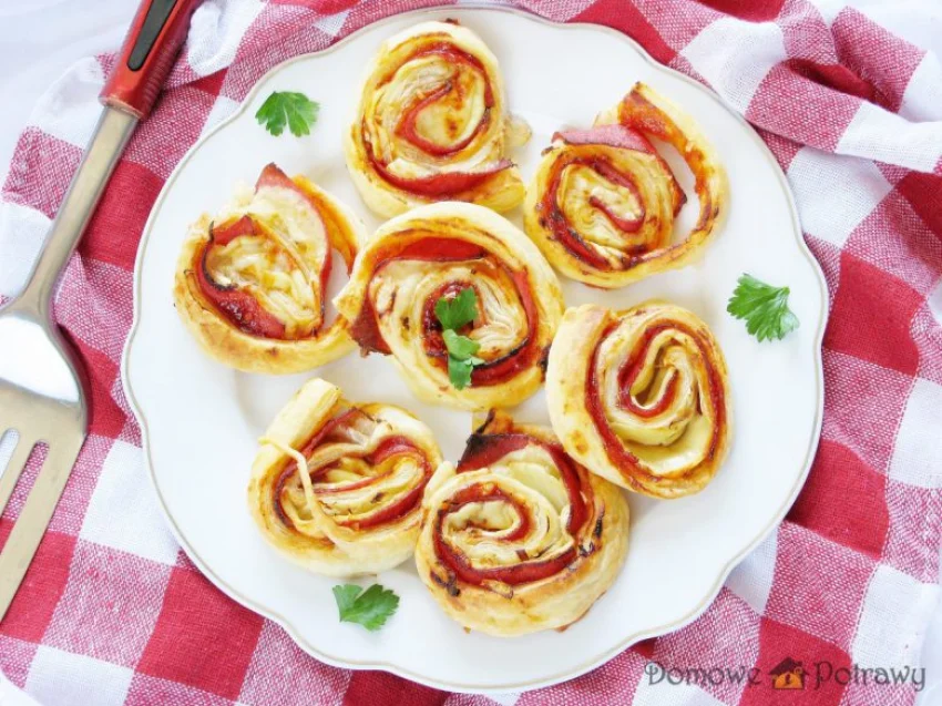 Ślimaczki z ciasta francuskiego z salami i serem Ślimaczki z ciasta francuskiego z salami i serem