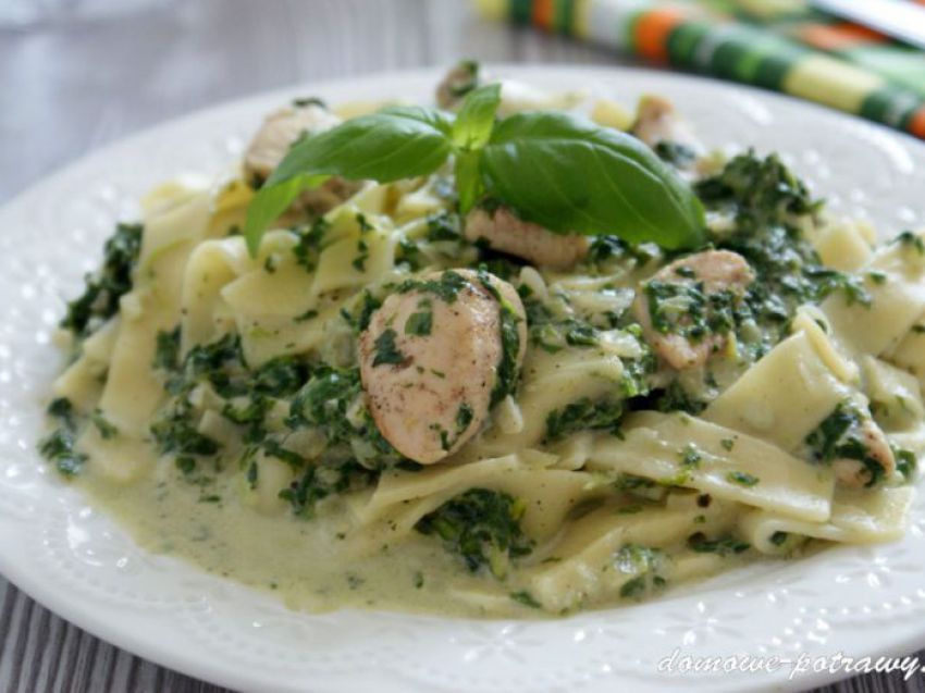 Makaron w kremowym sosie z kurczakiem i szpinakiem Makaron w kremowym sosie z kurczakiem i szpinakiem