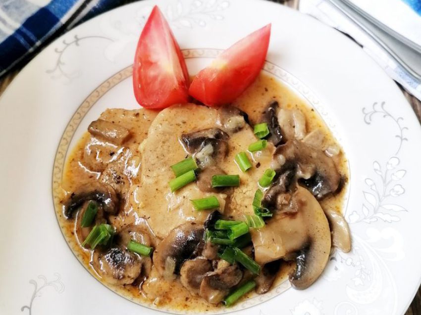 Schab duszony z pieczarkami Schab duszony z pieczarkami