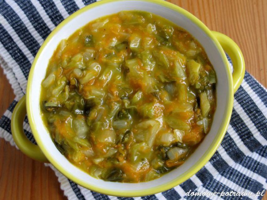 Młoda kapusta duszona z marchewką Młoda kapusta duszona z marchewką