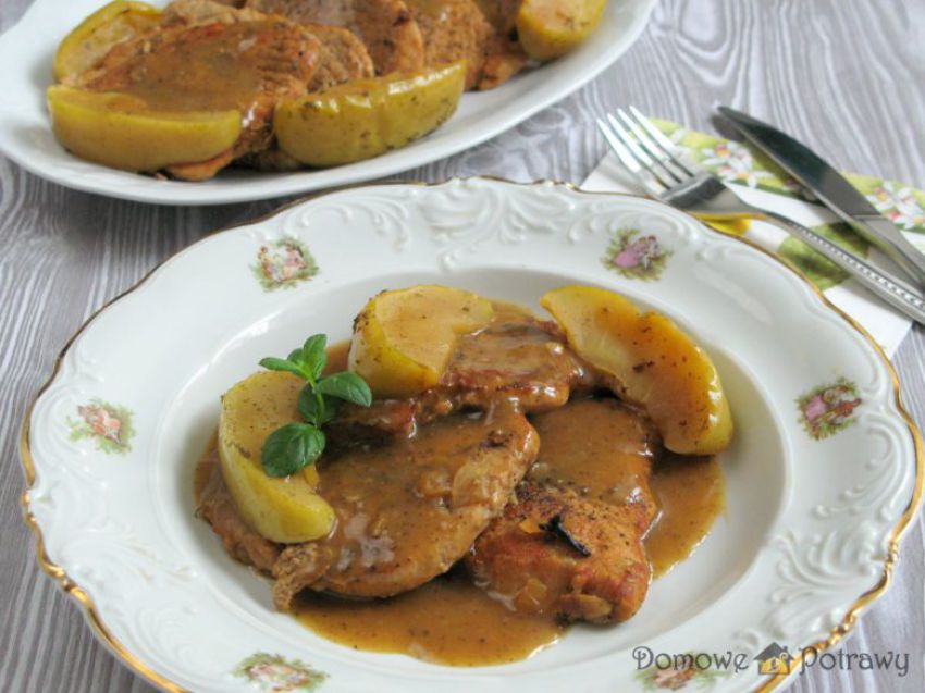 Schab duszony z szałwią i jabłkami Schab duszony z szałwią i jabłkami