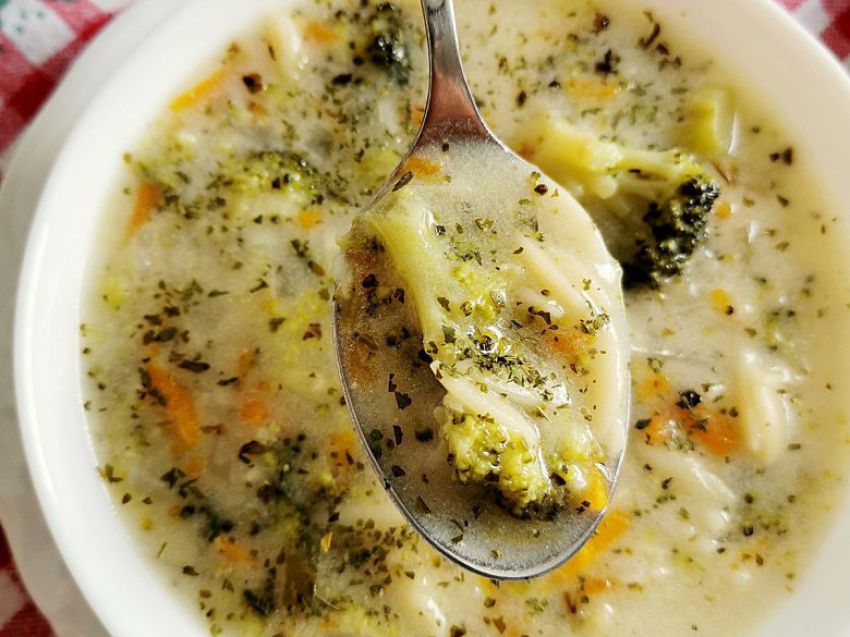 Zupa jarzynowa z brokułami i makaronem Zupa jarzynowa z brokułami i makaronem