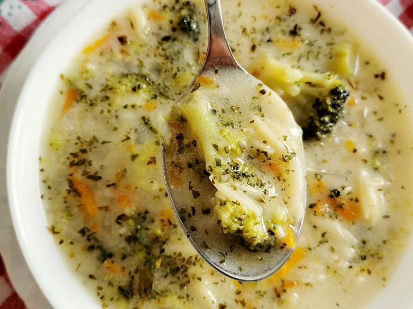 Zupa jarzynowa z brokułami i makaronem Zupa jarzynowa z brokułami i makaronem