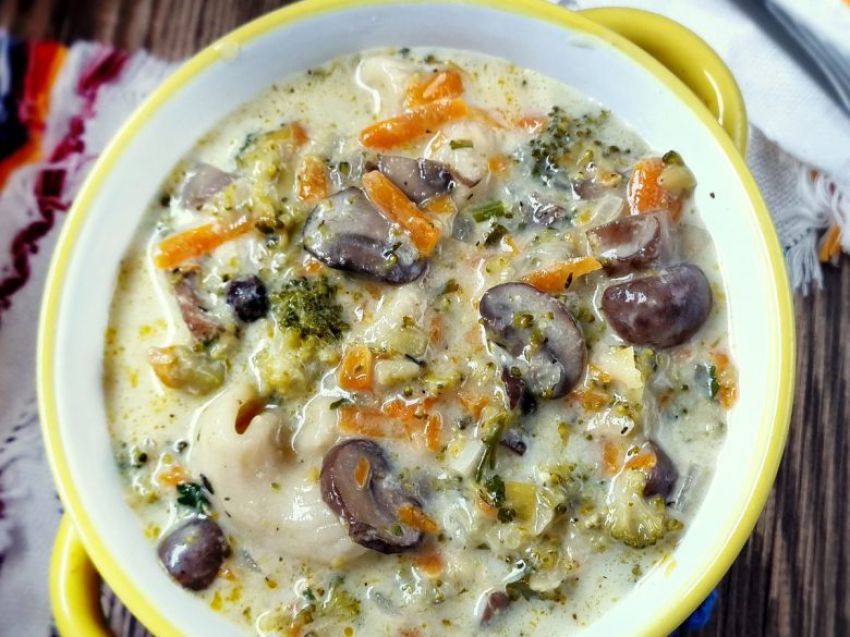 Zupa brokułowa z pieczarkami i makaronem Zupa brokułowa z pieczarkami i makaronem