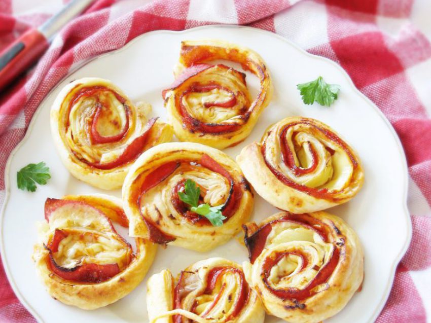 Ślimaczki z ciasta francuskiego z salami i serem Ślimaczki z ciasta francuskiego z salami i serem