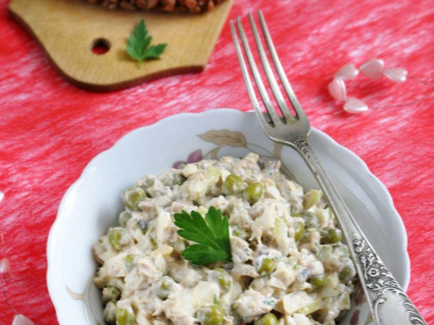 Sałatka z tuńczykiem i pieczarkami Sałatka z tuńczykiem i pieczarkami