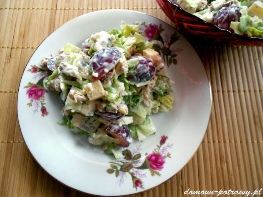 Wiosenna sałatka z winogronami, serem pleśniowym i orzechami Wiosenna sałatka z winogronami, serem pleśniowym i orzechami