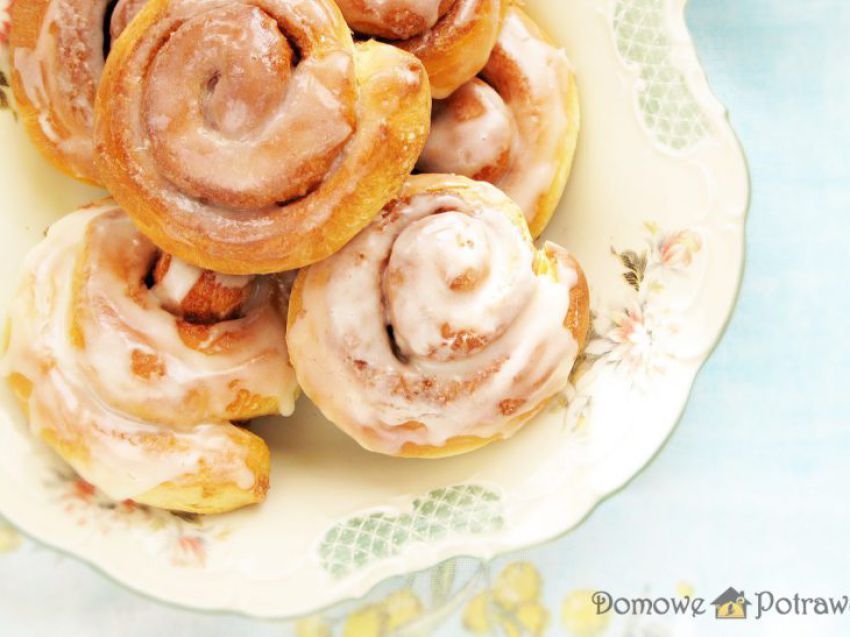 Drożdżowe bułeczki cynamonowe Drożdżowe bułeczki cynamonowe