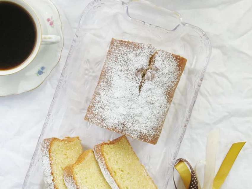 Babka budyniowa ze śmietaną kremówką Babka budyniowa ze śmietaną kremówką