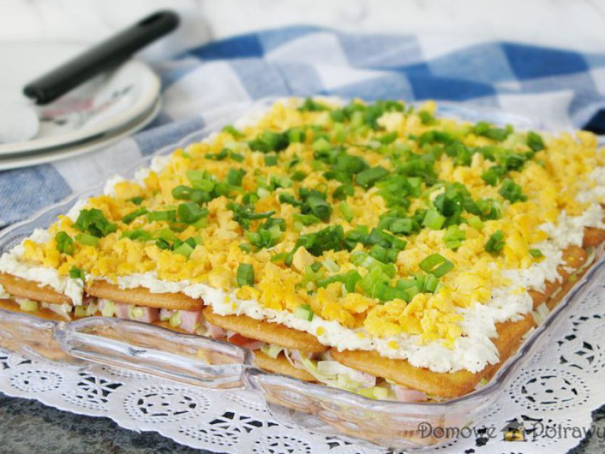 Sałatka na krakersach z szynką Sałatka na krakersach z szynką