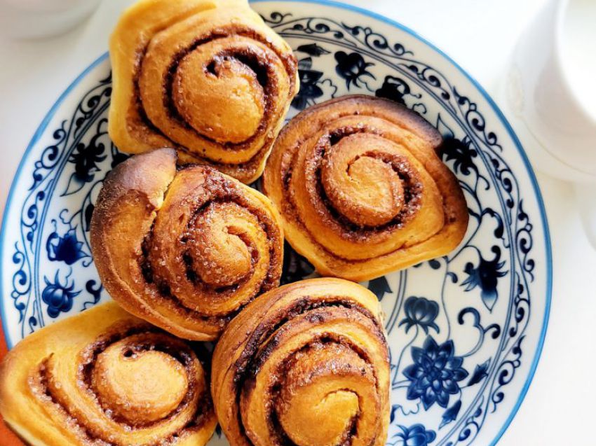 Drożdżowe bułeczki cynamonowe Drożdżowe bułeczki cynamonowe