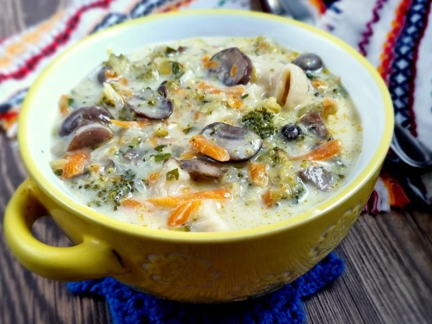 Zupa brokułowa z pieczarkami i makaronem Zupa brokułowa z pieczarkami i makaronem