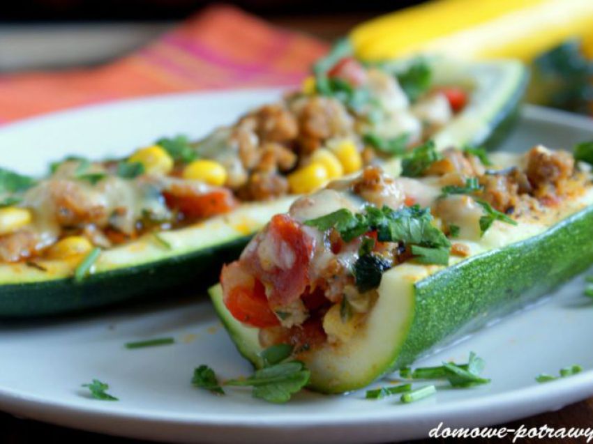 Cukinia faszerowana mięsem mielonym i warzywami Cukinia faszerowana mięsem mielonym i warzywami