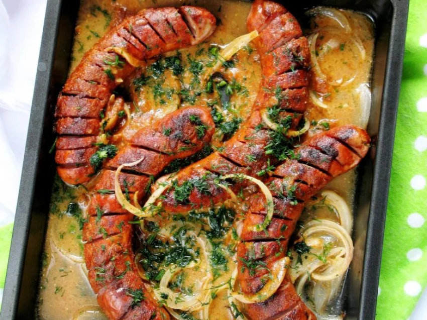 Kiełbasa pieczona w piekarniku Kiełbasa pieczona w piekarniku