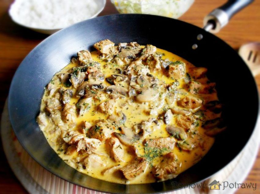 Kurczak w sosie śmietanowo-pieczarkowym Kurczak w sosie śmietanowo-pieczarkowym