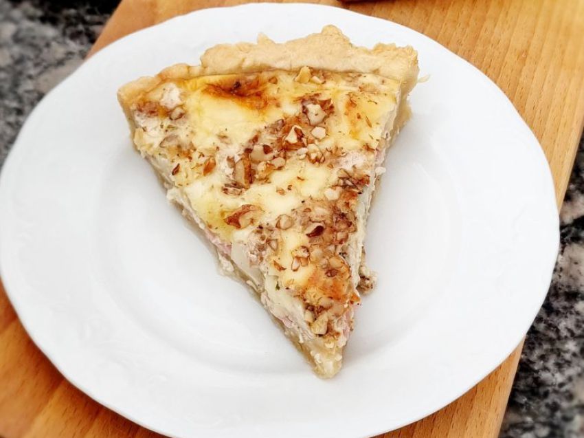 Tarta z gruszką, serem gorgonzola i orzechami Tarta z gruszką, serem gorgonzola i orzechami